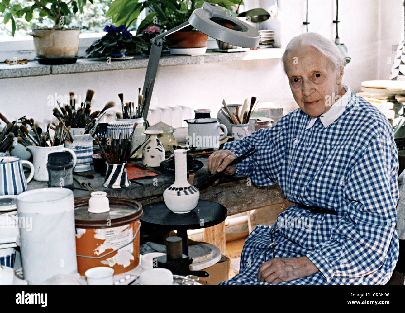 Bollhagen, Hedwig, 10.11.1907 - 8.6.2001, femme d'affaires allemande, céramiste, mi-longueur, travail, 20.4.1999, Banque D'Images