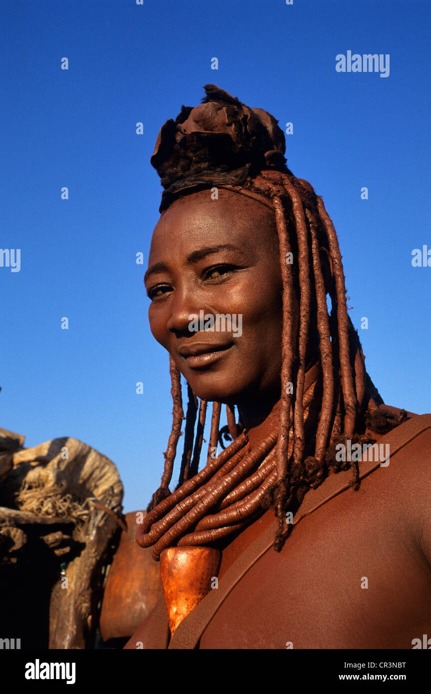 La Namibie, région de Kunene, Kaokoland, portrait de femme Himba Banque D'Images
