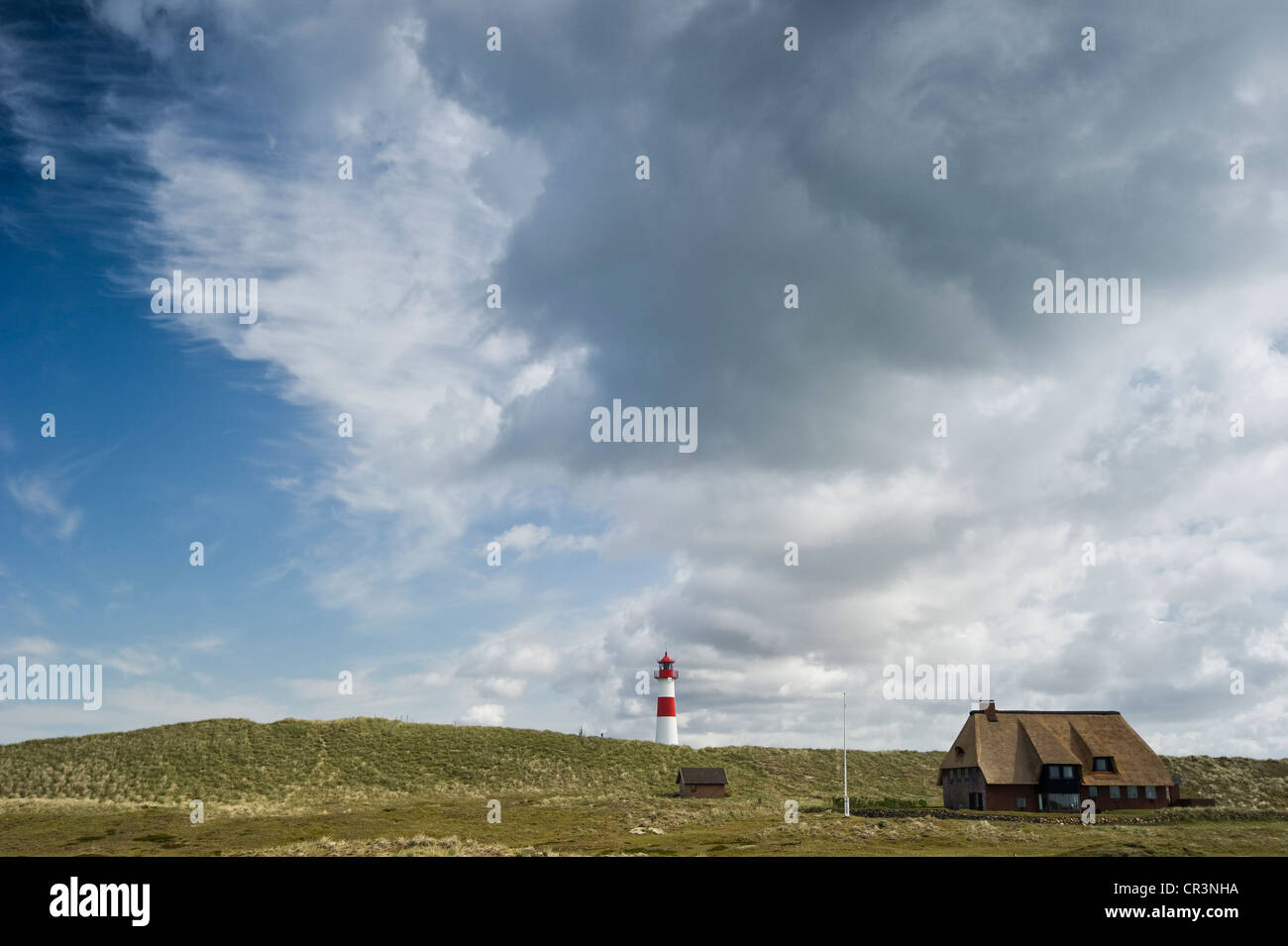 List-Ost phare et une maison au toit de chaume à l'Ellenbogen, Sylt coude, Liste, l'île de Sylt, au nord de l'archipel Frison Banque D'Images