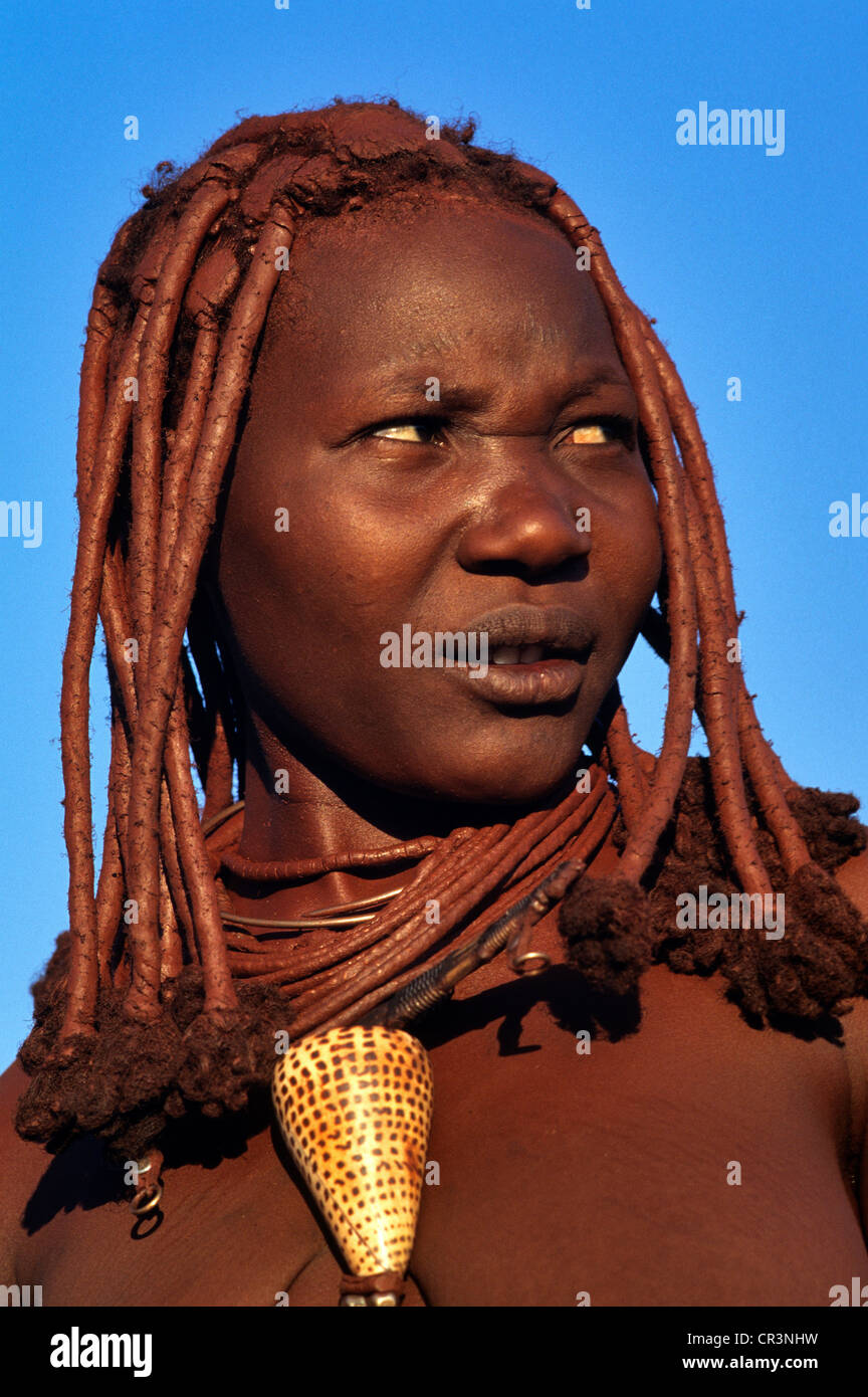 La Namibie, région de Kunene, Kaokoland, portrait de femme Himba Banque D'Images