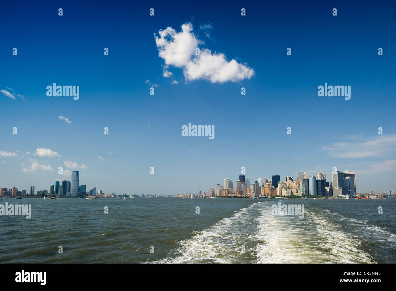 Vue vers l'horizon de Manhattan depuis le ferry de Staten Island, New York, USA Banque D'Images