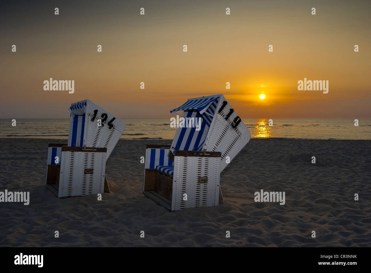 Chaises de plage en osier couvert sur Westerland plage au coucher du soleil, l'île de Sylt, Schleswig-Holstein, Allemagne, Europe Banque D'Images