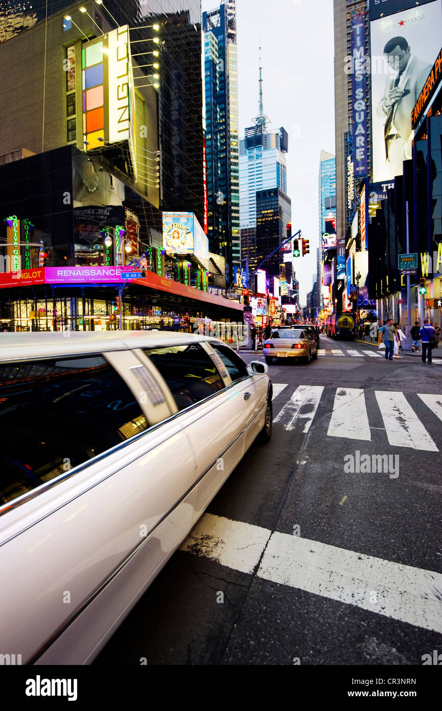 Stretch Limousine dans Times Square, Manhattan, New York, USA, Amérique Latine Banque D'Images