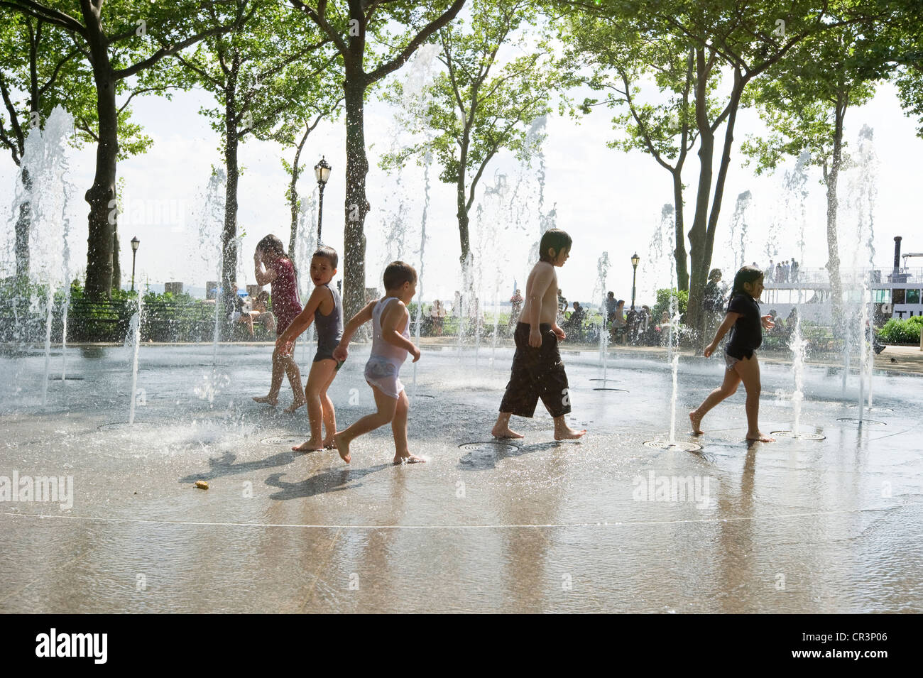 Enfants jouant dans la fontaine, Battery Park, Manhattan, New York, USA, Amérique Latine Banque D'Images