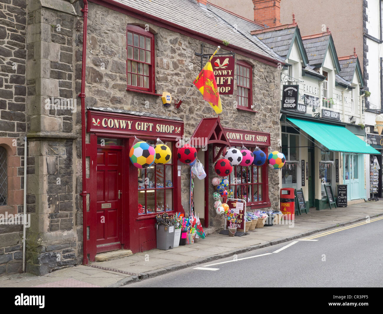 Pour l'industrie touristique, une boutique de cadeaux et un poisson du pêcheur et Friterie dans le Nord du Pays de Galles Conwy Castle Street Banque D'Images