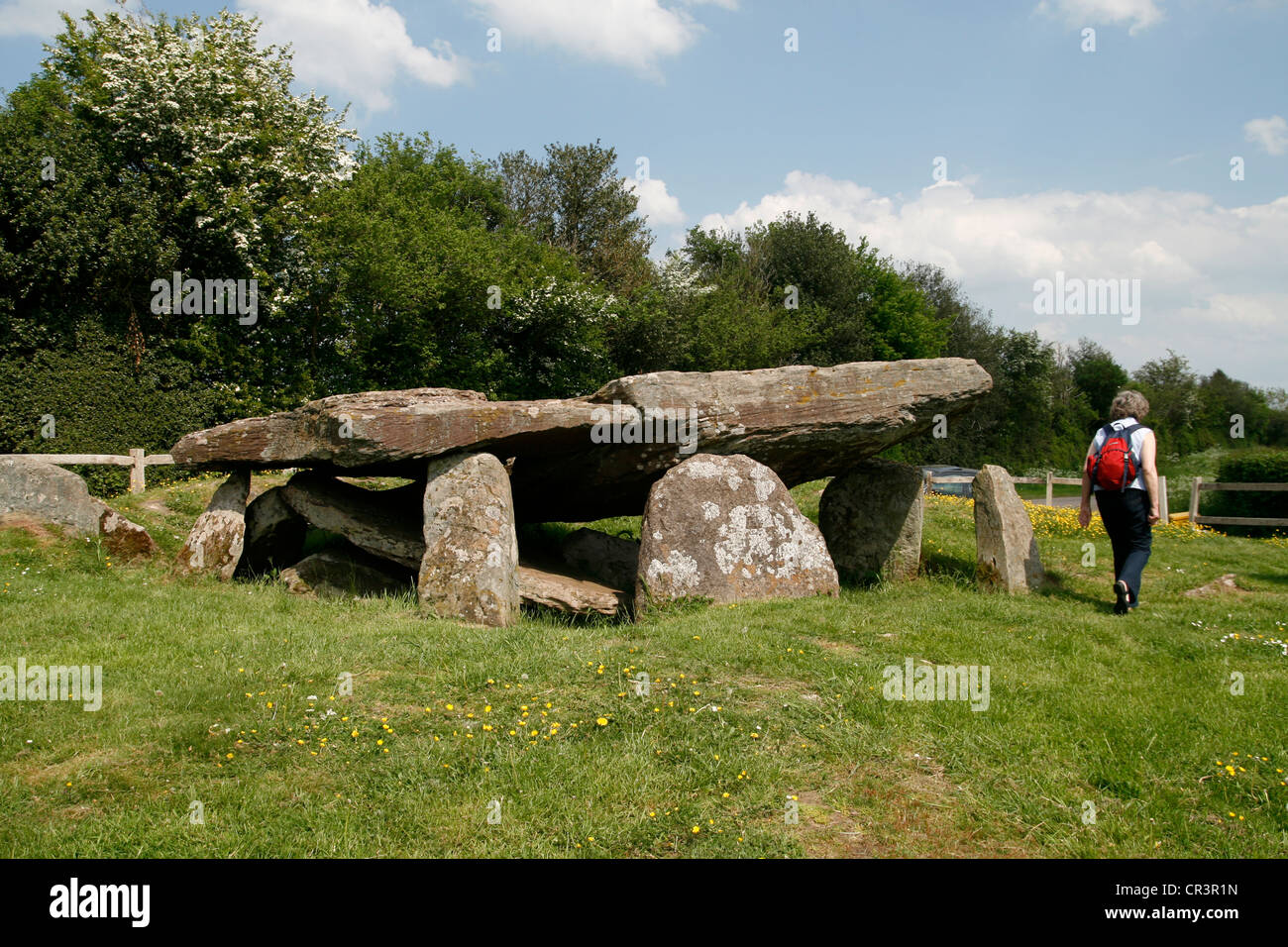Arthur's Stone sépulture néolithique et walker Dorstone Golden Valley Herefordshire Angleterre UK Banque D'Images