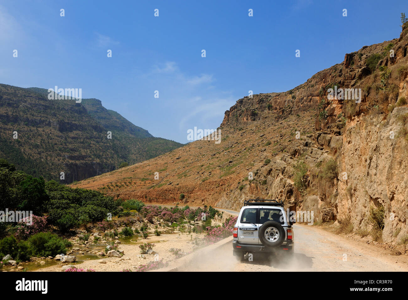 Maroc, Région de l'Oriental, du Massif du Rif, Beni Snassen (Ayt Iznassen) montagnes dans le nord-est, les quatre roues motrices sur un sentier Banque D'Images