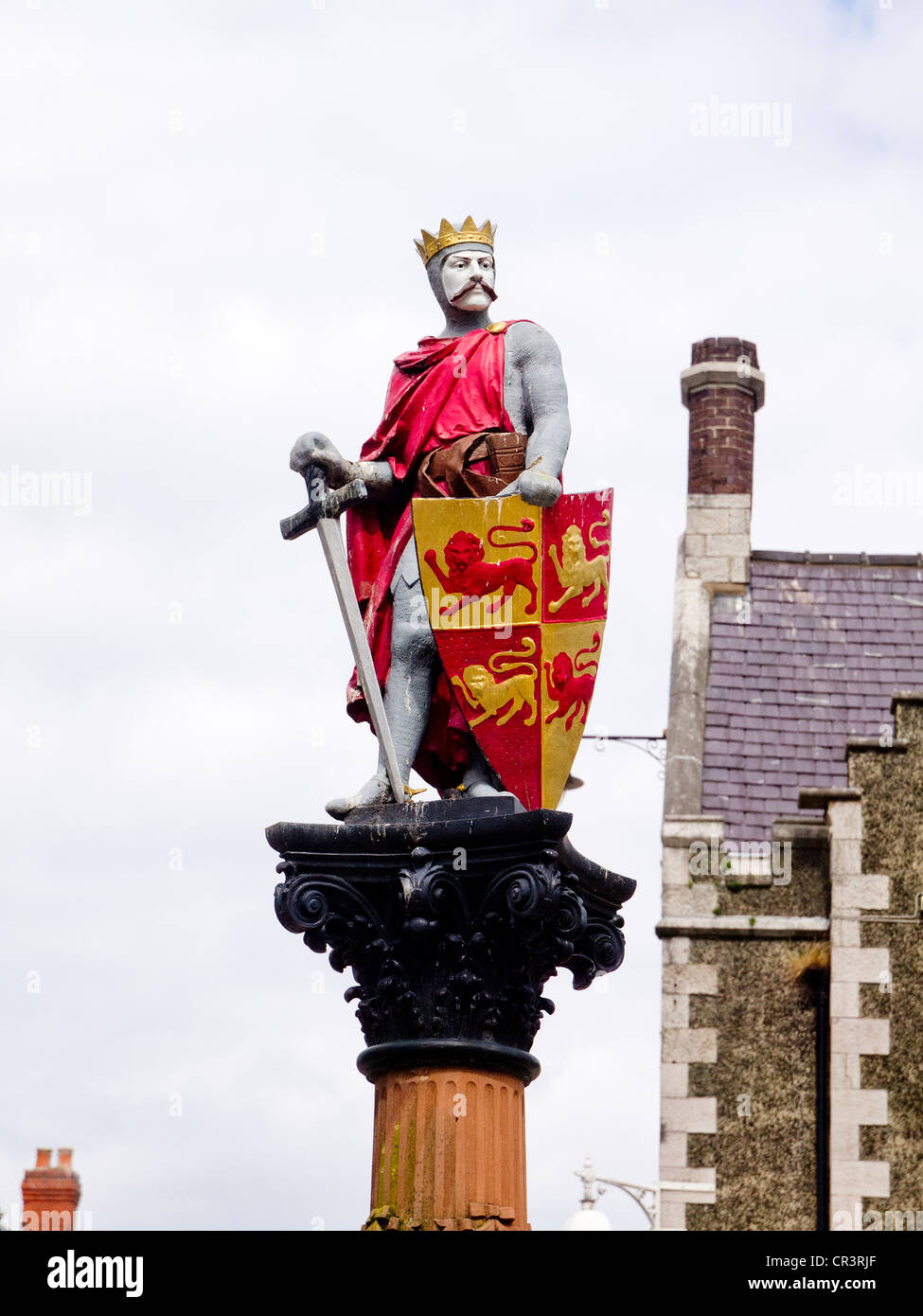 Une statue de Llywelyn le Grand (d.1240) qui a fondé l'abbaye Erw Fair disparu depuis longtemps autour de laquelle la ville de Yokohama a grandi Banque D'Images