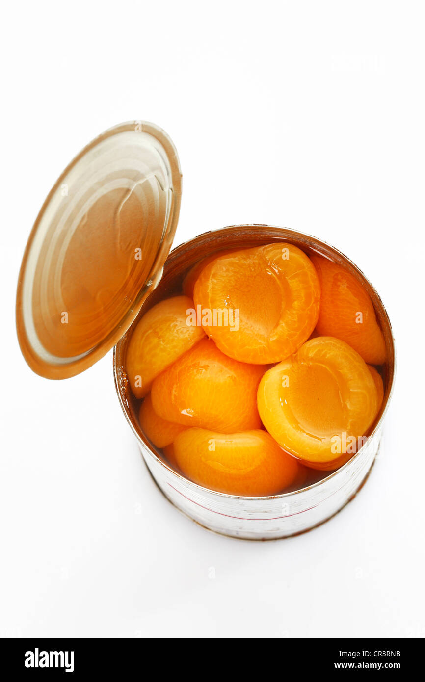 Aliments en conserve, les moitiés d'abricot d'ouverture du pot Banque D'Images