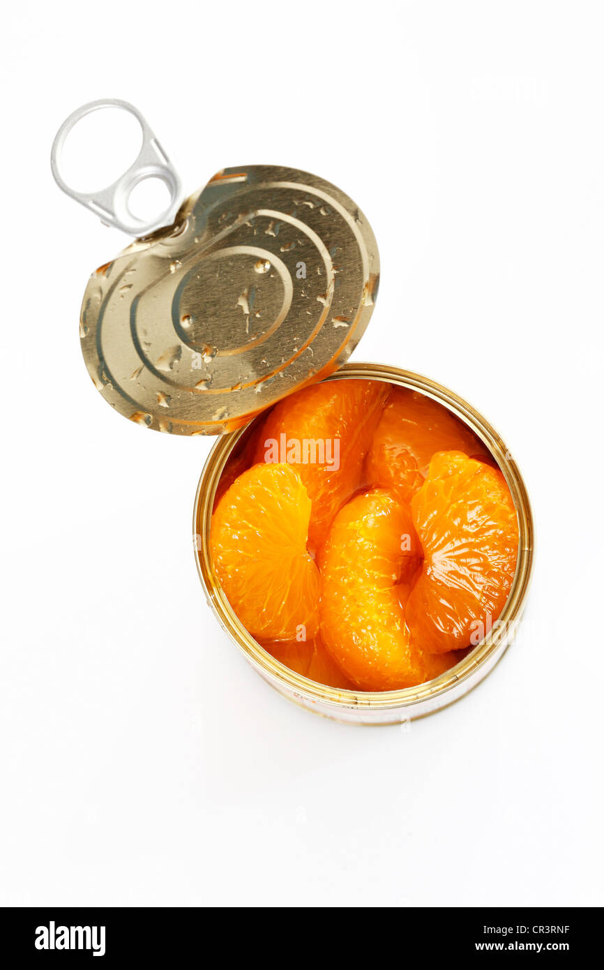 Aliments en conserve, ouverture du pot de morceaux de mandarine Banque D'Images