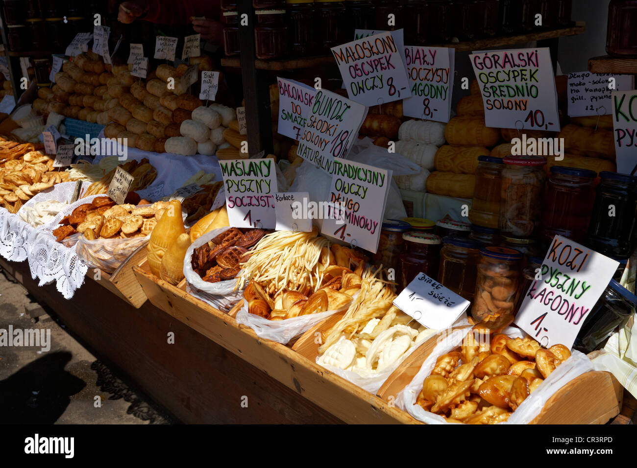 Europe de l'Est Pologne Région Montagne des Tatras Zakopane échoppe de marché vendre oscypek fromage de chèvre Banque D'Images