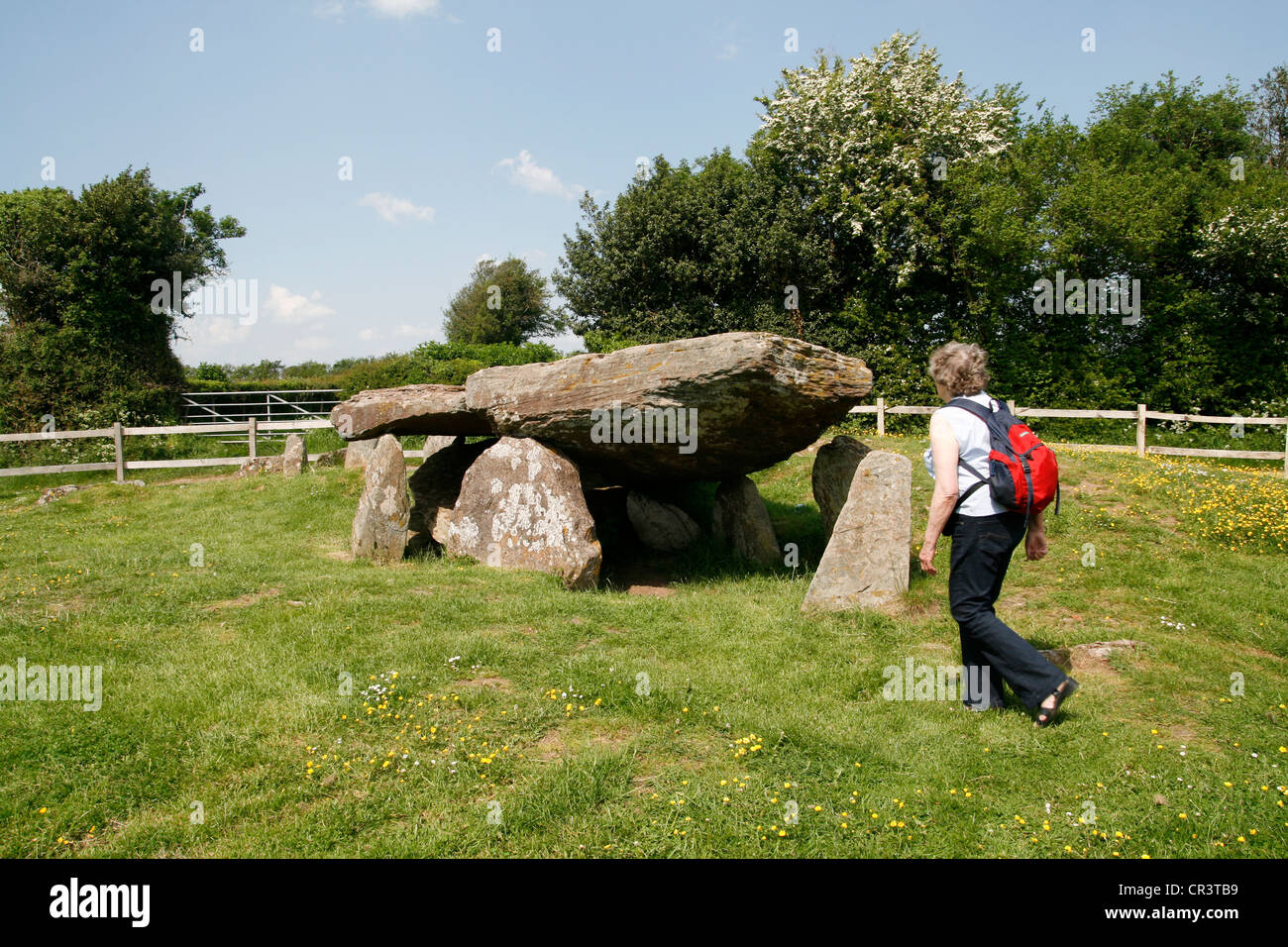 Arthur's Stone sépulture néolithique et walker Dorstone Golden Valley Herefordshire Angleterre UK Banque D'Images