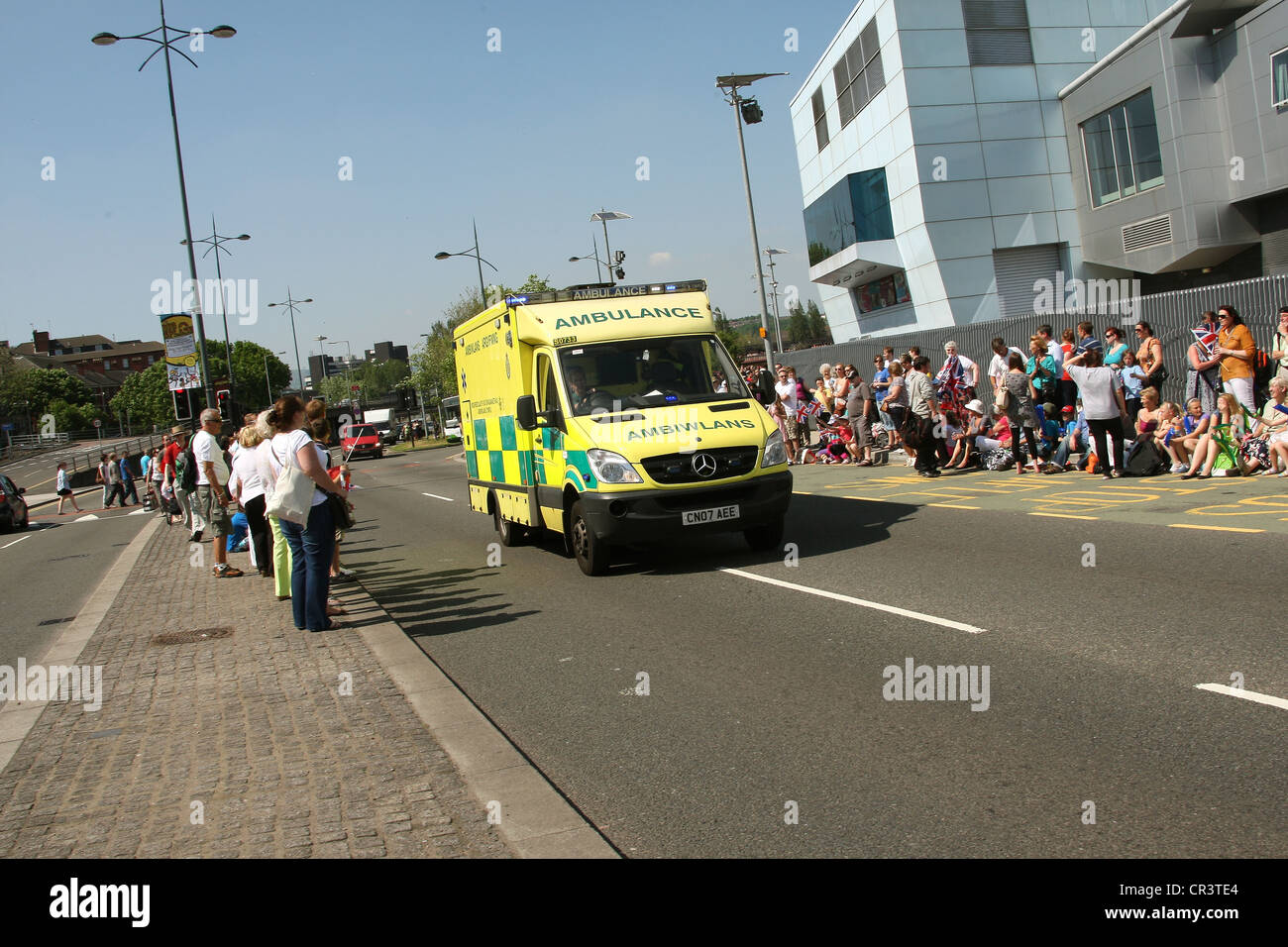 Ambulance NHS passant près du théâtre Riverfront dans la ville De Newport South Wales GB Royaume-Uni 2012 Banque D'Images