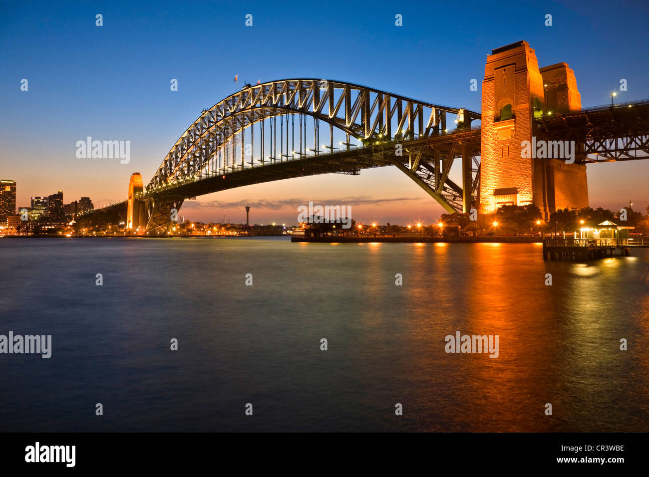 Coup classique de Sydney Harbour Bridge, éclairé au crépuscule. Banque D'Images