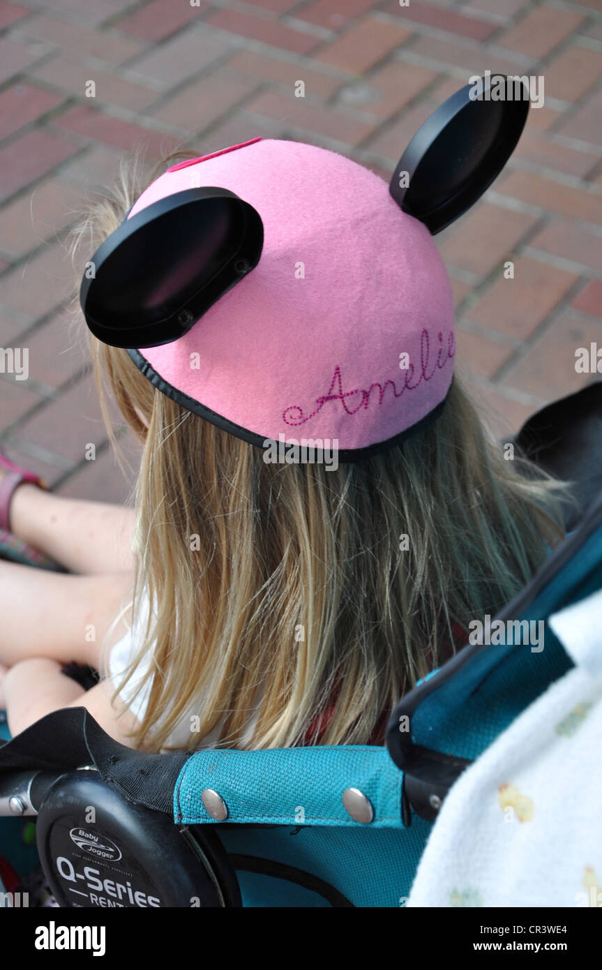 Jeune fille dans la poussette portant son chapeau de Mickey Mouse avec  monogramme avec son nom 'Amelie' sur Main Street USA à Disneyland Photo  Stock - Alamy