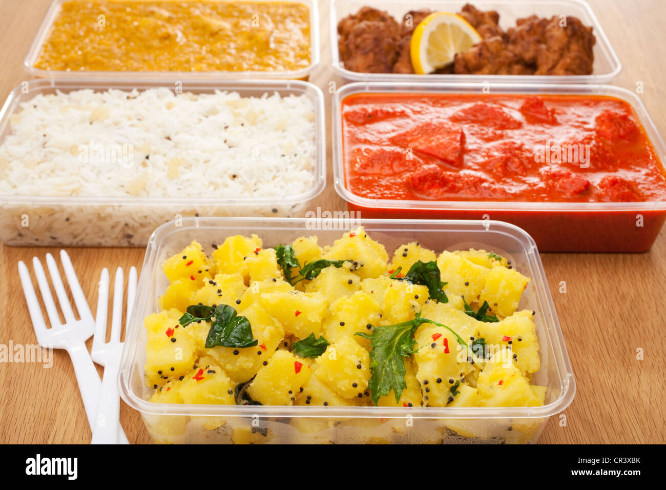 Une sélection des affaires indiennes de la nourriture à emporter dans des contenants en plastique Banque D'Images