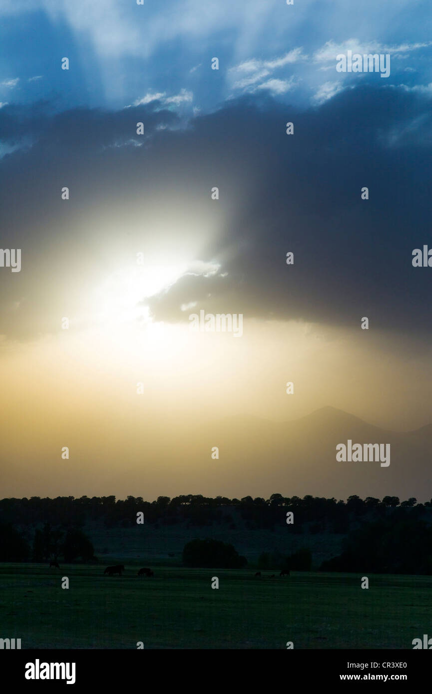 Les feux de forêts lointaines et des vents forts créer des formations nuageuses inhabituelles au coucher du soleil dans le Colorado, USA Banque D'Images