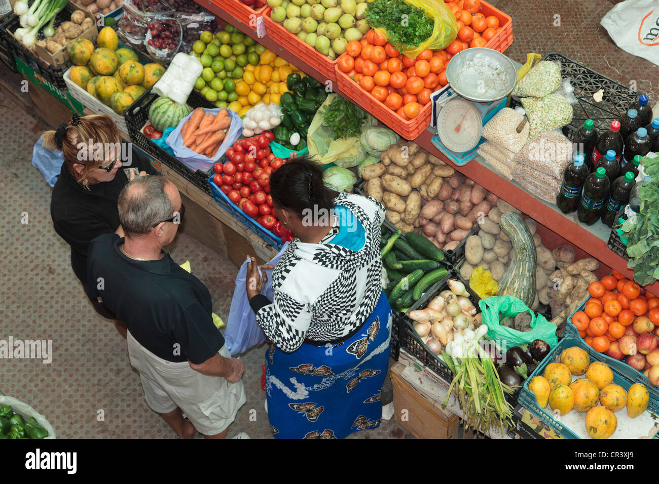 Exposant la vente de produits frais et locaux à des clients au marché municipal couvert à Sal Rei Boa Vista Cap Vert Banque D'Images