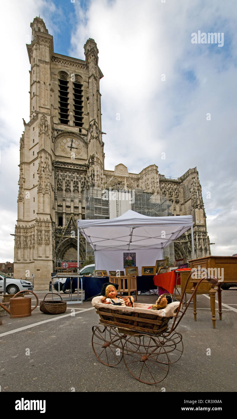 La cathédrale de Troyes France poupées anciennes la pram de premier plan du marché de la cathédrale catholique romaine "Cathédrale Saint-Pierre-et-Saint-Paul' Banque D'Images