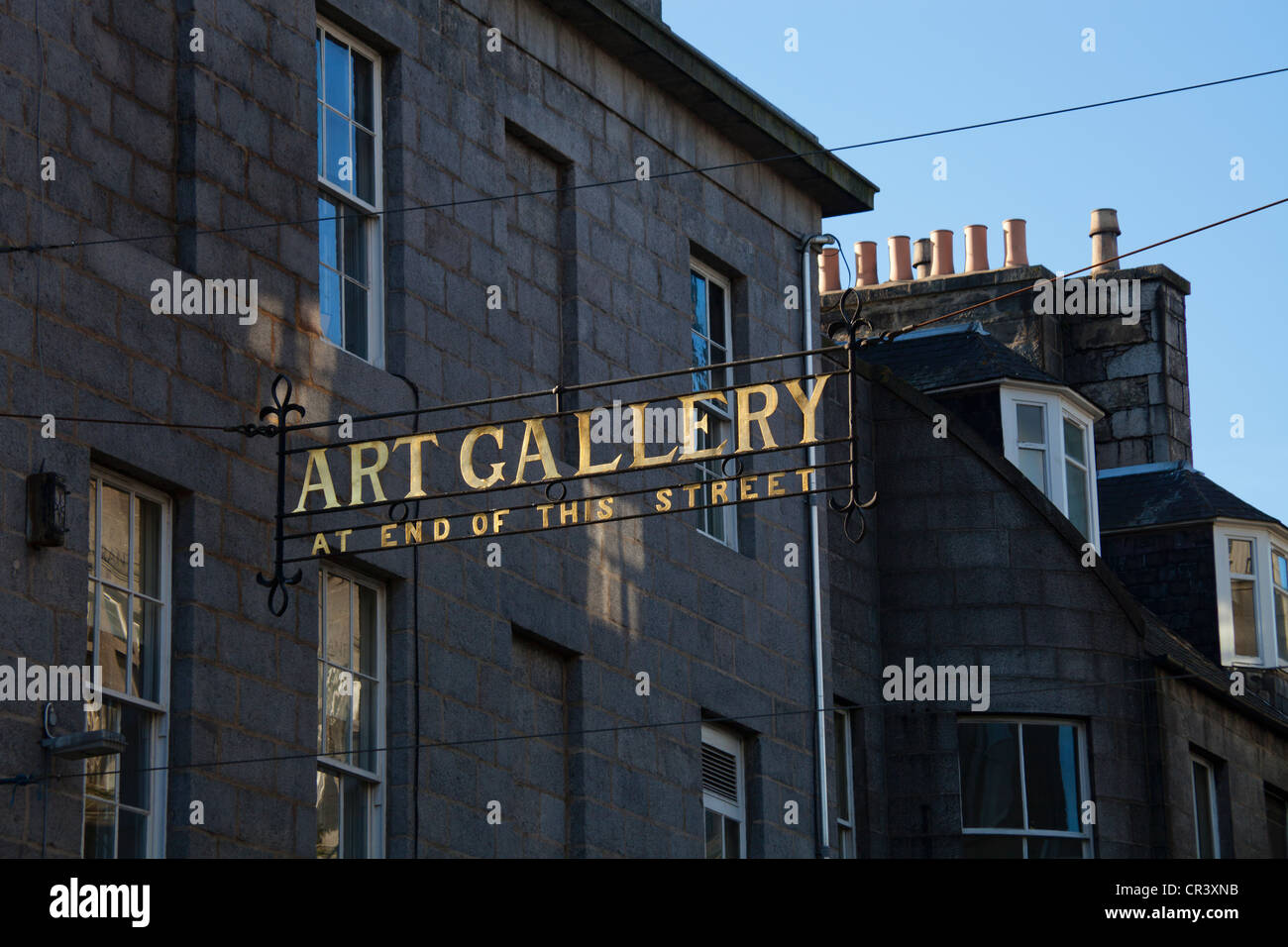Sign entre les bâtiments et la direction de la galerie d'art d'Aberdeen, Écosse Banque D'Images