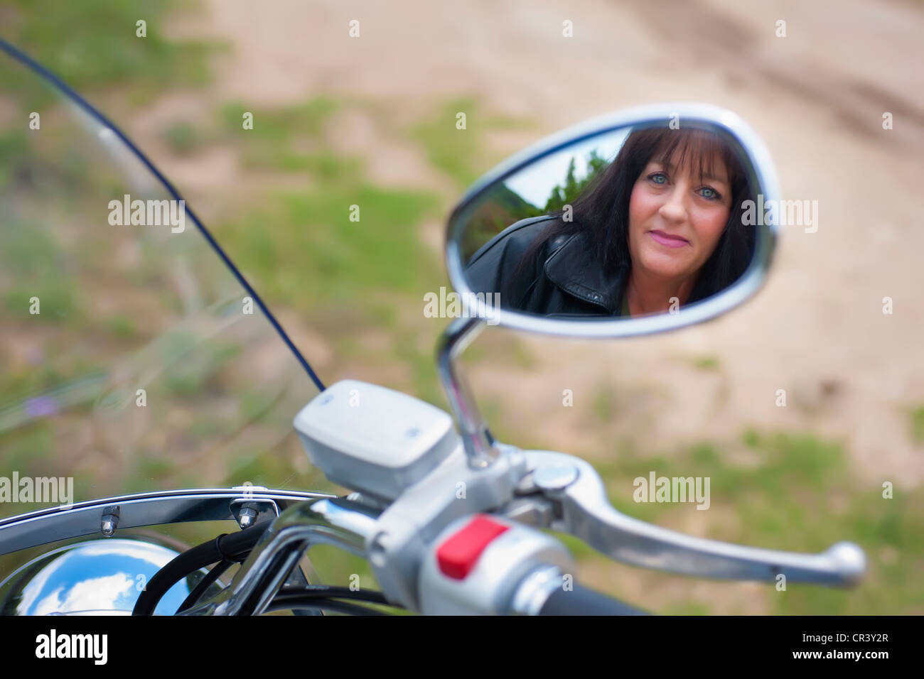 Reflet miroir - Portrait of Native American Woman avec sa motocyclette Banque D'Images