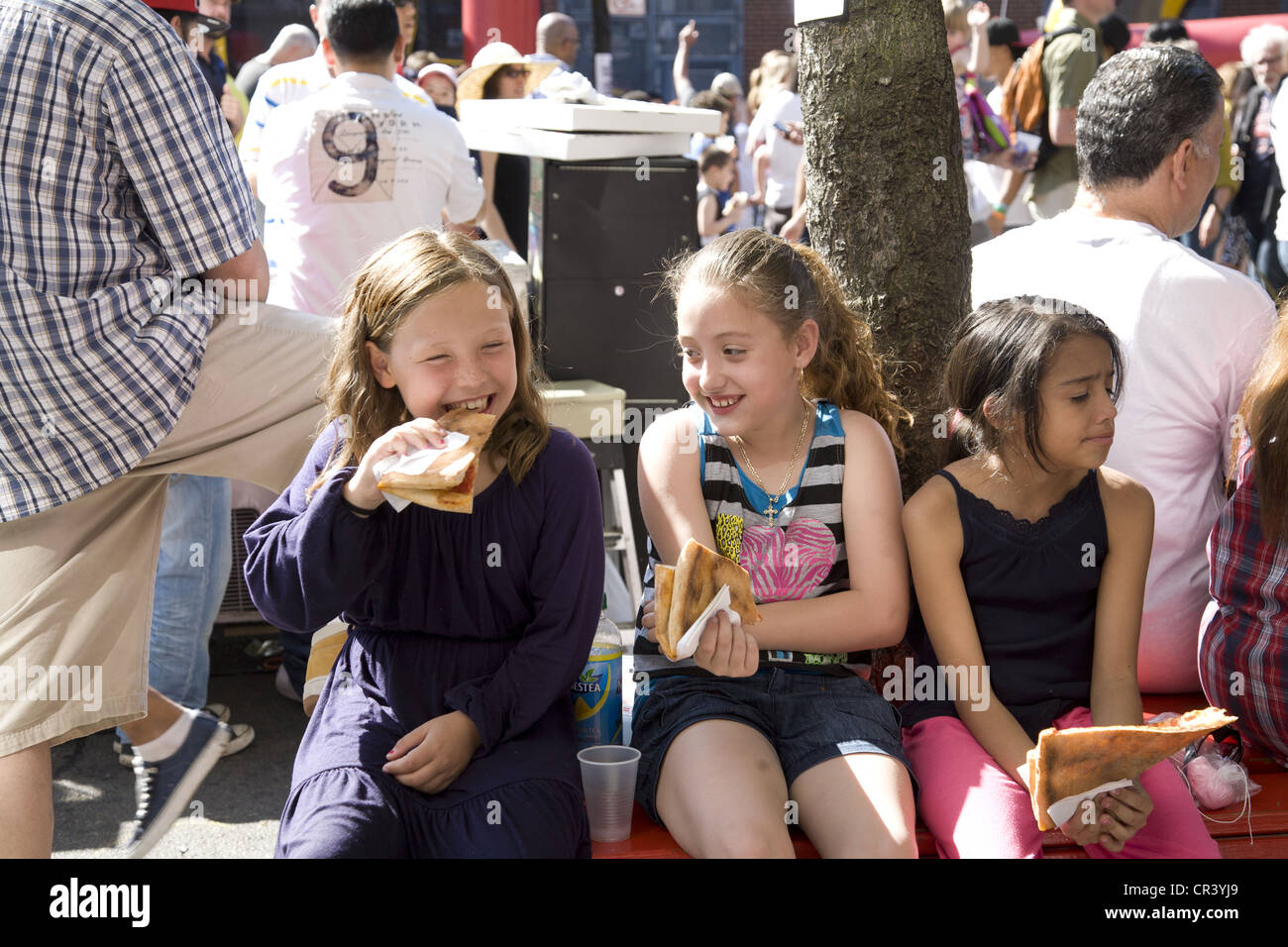 Beaucoup de gens sont venus pour une foire de rue par une chaude journée de printemps 5e Avenue ion dans Park Slope, Brooklyn, New York. Banque D'Images