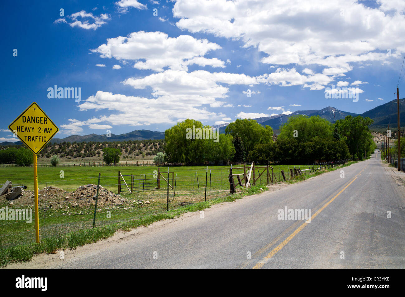 Signe d'humour se lit "attention, les 2 voies de circulation', on rural County Rd 107 près de Sallida, Colorado, USA Banque D'Images