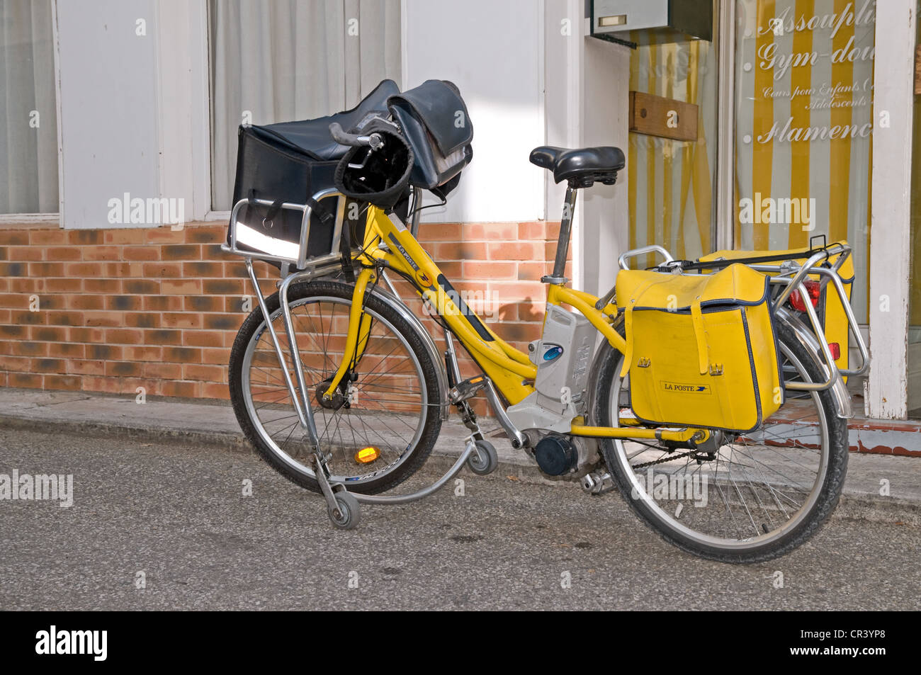 Vélo jaune de La Poste la distribution du courrier dans la Grand Rue Sainte  Foy les Lyon France Photo Stock - Alamy