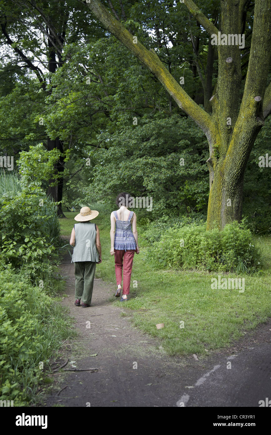 Mère et fille sur un marcher ensemble dans le vert printemps à Prospect Park, Brooklyn, New York. Banque D'Images