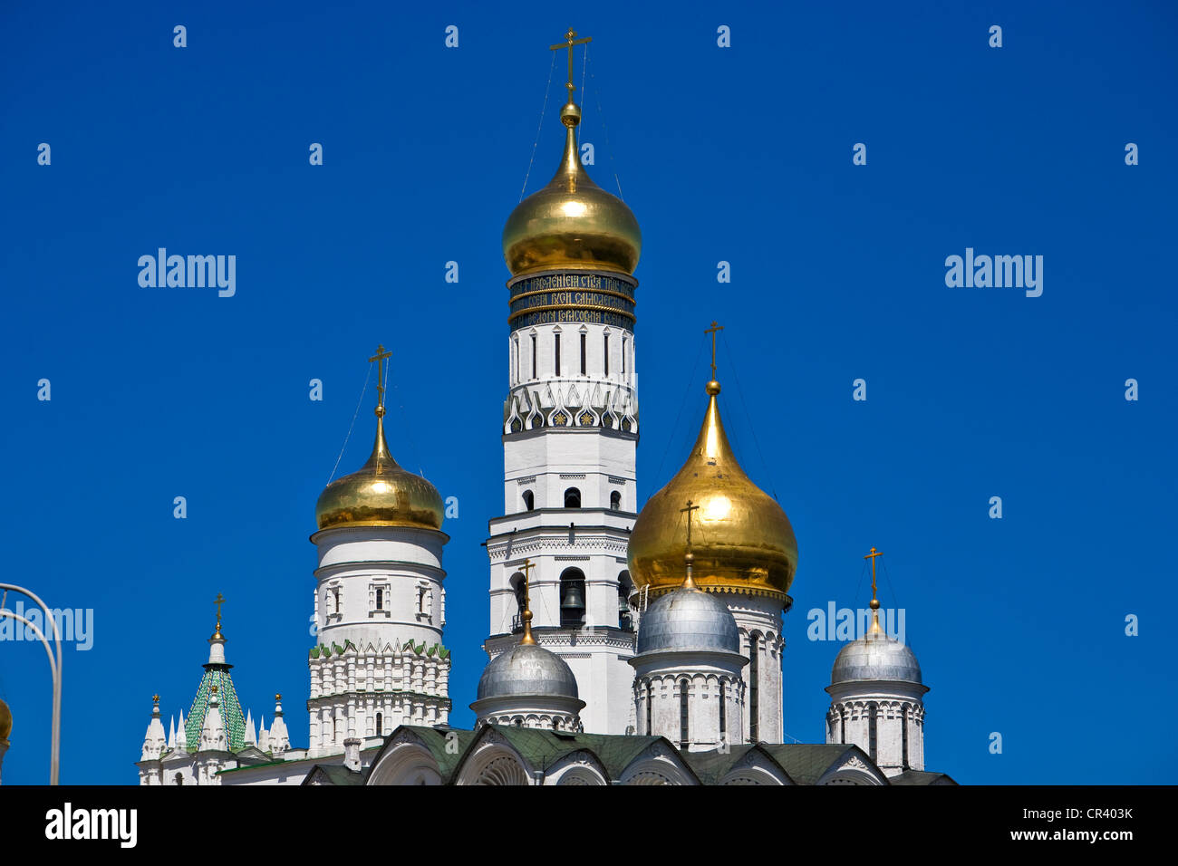 La Russie, Moscou, dômes en oignon de l'église des Douze Apôtres et Ivan le Grand clocher au Kremlin, UNESCO World Banque D'Images