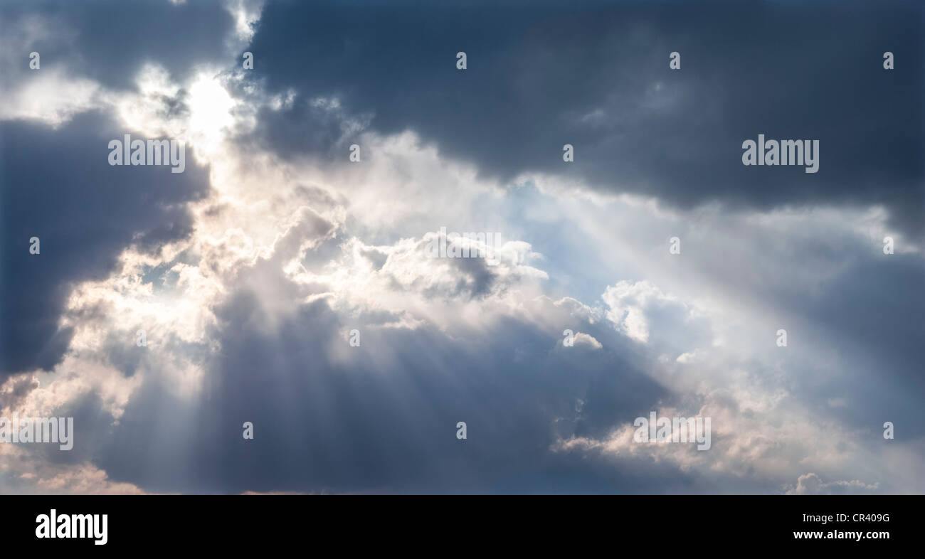 Soleil à travers les nuages Banque D'Images