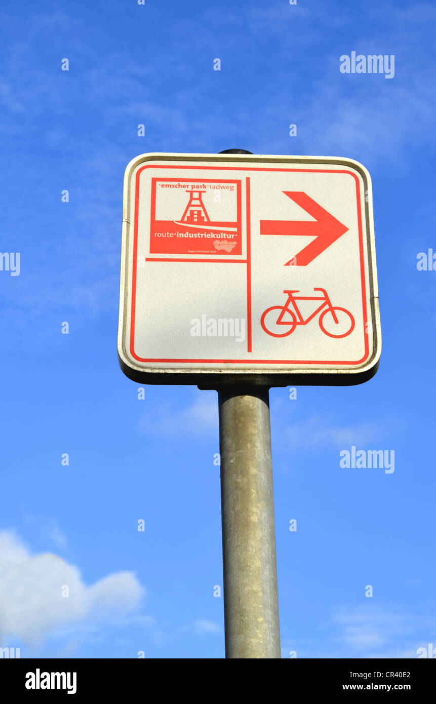Panneau routier pour les cyclistes avec la flèche et l'Emscher Park, symbole vélo randonnée à vélo, itinéraire de la Culture Industrielle Banque D'Images