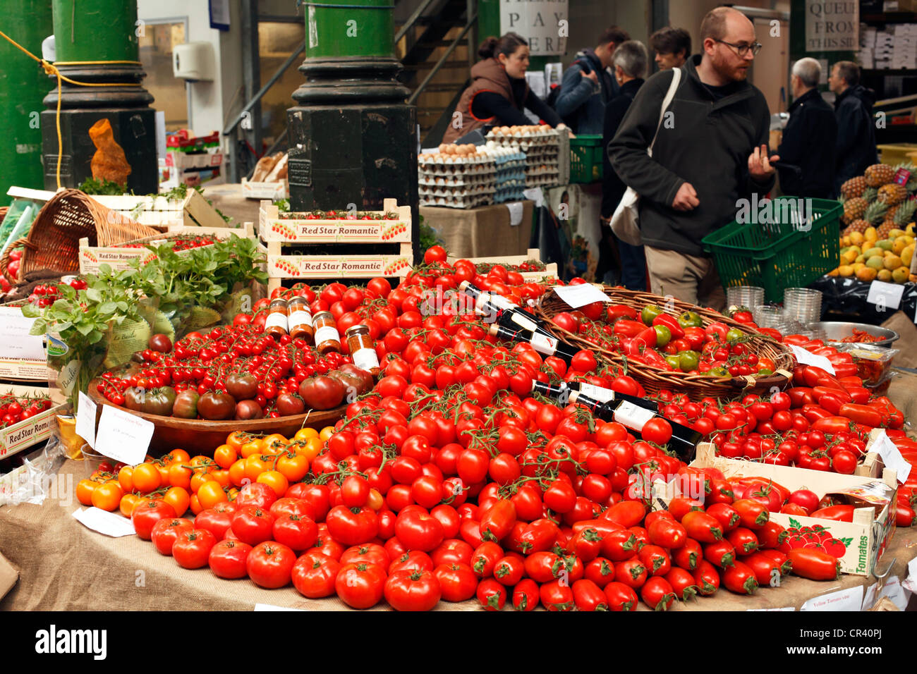 Stands vendant des fruits & légumes frais à Borough Market, Southwark, Londres. Banque D'Images