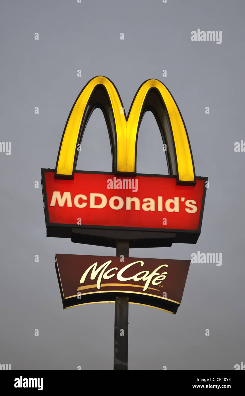 La signalisation pour McDonald's et McCafe, Germany, Europe Banque D'Images