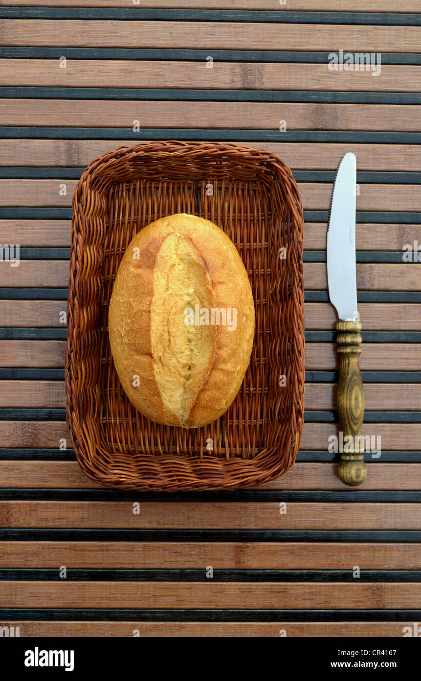Un seul morceau de pain dans un panier, couteau petit déjeuner Banque D'Images