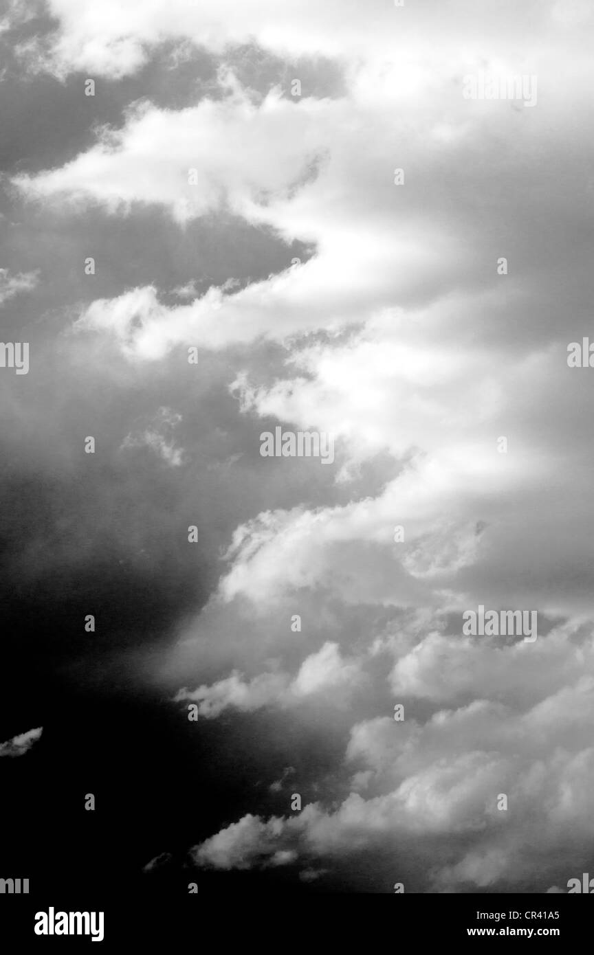 Les feux de forêts lointaines et des vents forts créer des formations nuageuses inhabituelles au coucher du soleil dans le Colorado, USA Banque D'Images