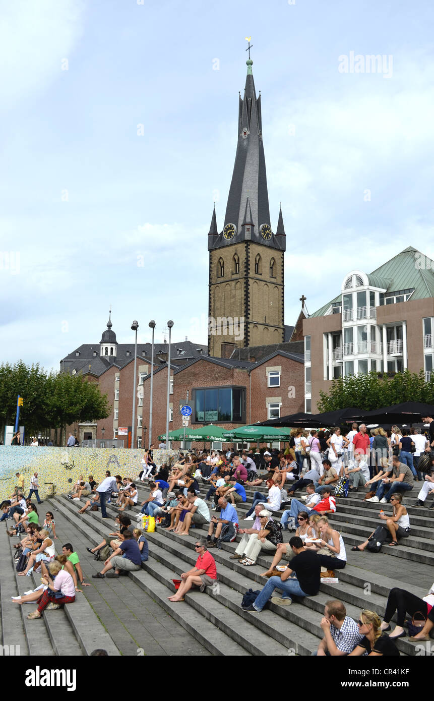 La promenade du Rhin avec l'église Saint-Lambert, centre-ville historique de Düsseldorf, Rhénanie du Nord-Westphalie, Allemagne, Europe Banque D'Images