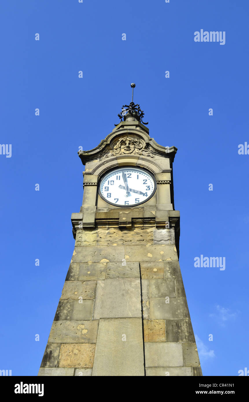 Jauge d'eau, tour Art Nouveau sur la rive du Rhin pour indiquer le niveau de l'eau, la promenade du Rhin, centre ville historique Banque D'Images