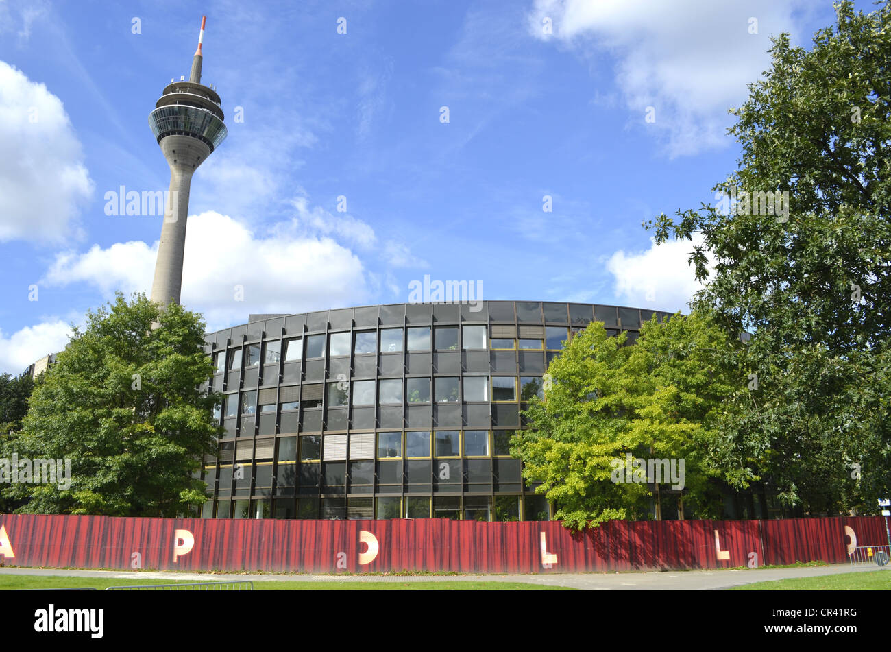 Landtag, parlement de l'état et la Rheinturm Tour, Rhin, Düsseldorf, Rhénanie du Nord-Westphalie, Allemagne, Europe Banque D'Images