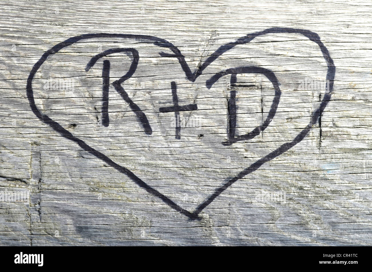 Coeur avec les initiales R  + D sur une poutre en bois Banque D'Images