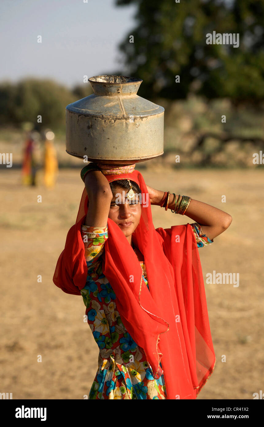 L'Inde, Rajasthan, désert du Thar, Khuri village, femmes et obtenir de l'eau au puits Banque D'Images
