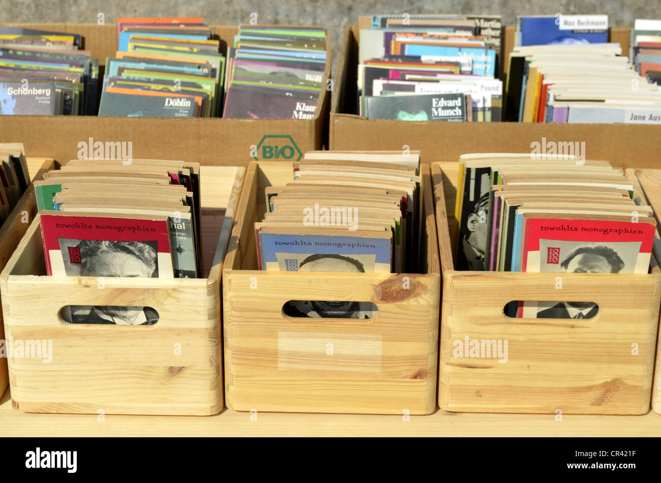Livres et romans dans des caisses en bois, marché aux puces, Düsseldorf, Rhénanie du Nord-Westphalie, Allemagne, Europe Banque D'Images
