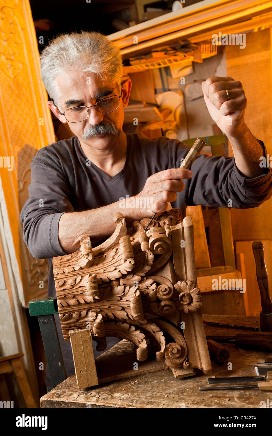 France, Paris, Vincent Mouchez, artisan sculpteur sur bois Photo Stock -  Alamy