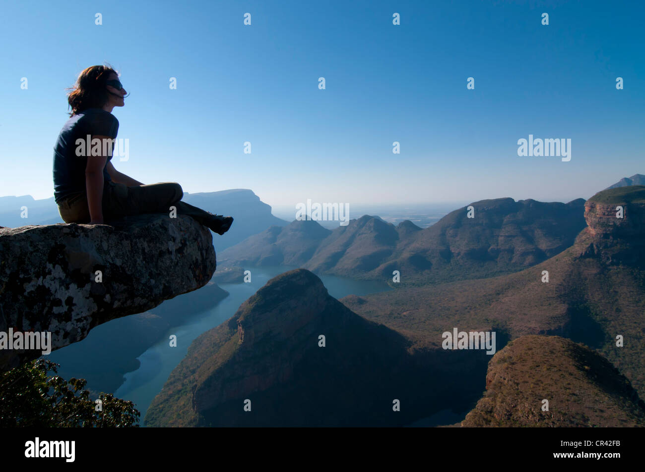 Femme assise sur un rocher avec une vue sur la rivière Blyde, Mpumalanga, Afrique du Sud, l'Afrique Banque D'Images