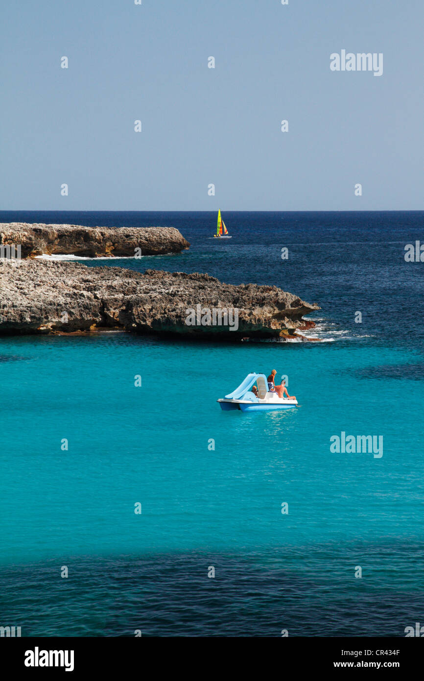 Mer avec des bateaux sur la côte entre Son Xoriguer et Cala en Bosc, Menorca, Minorque, Espagne, Europe Banque D'Images