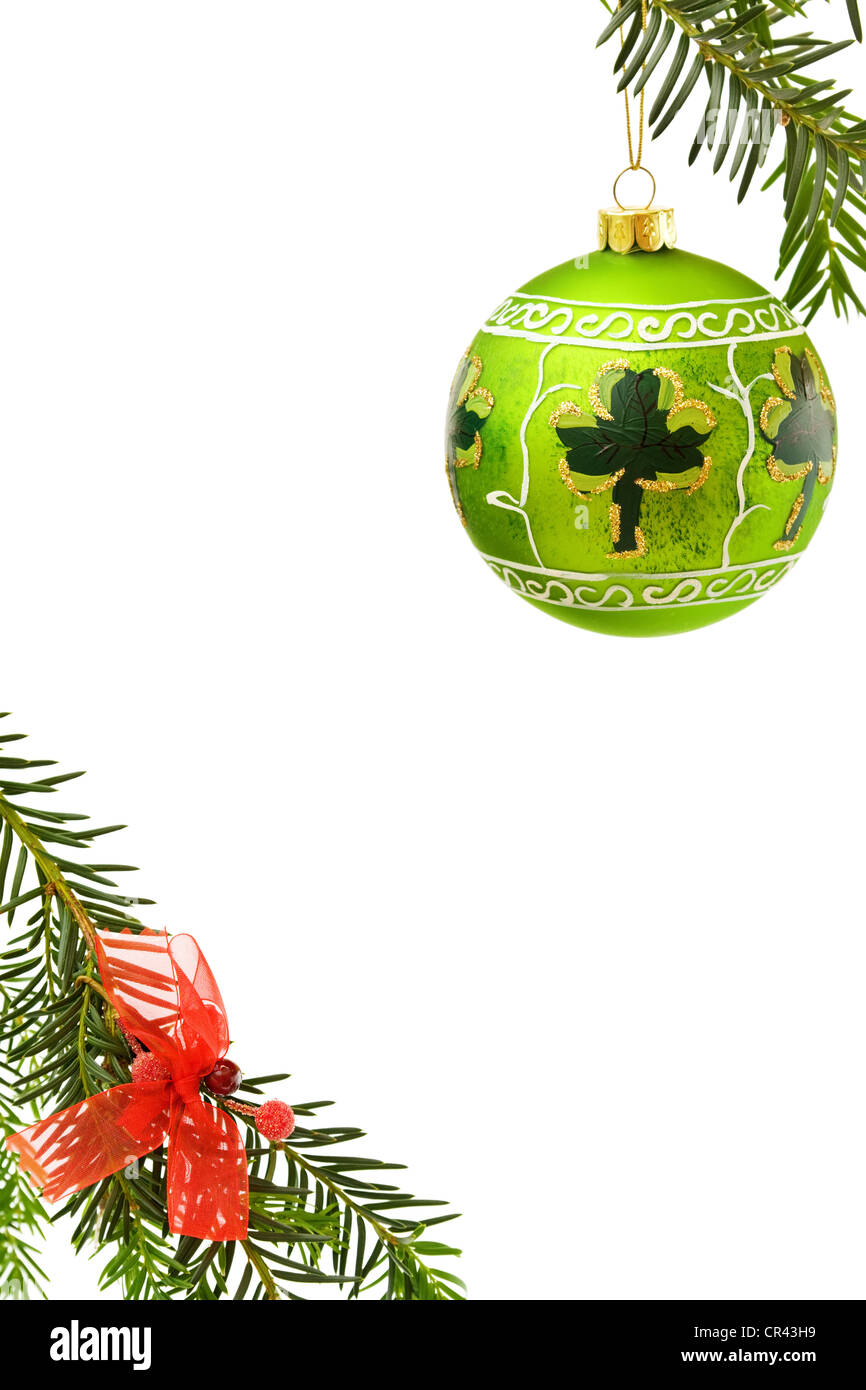 Carte de vœux de Noël vert irlandais avec babiole avec trèfle et décorées pin. Plus isolé sur fond blanc. Banque D'Images