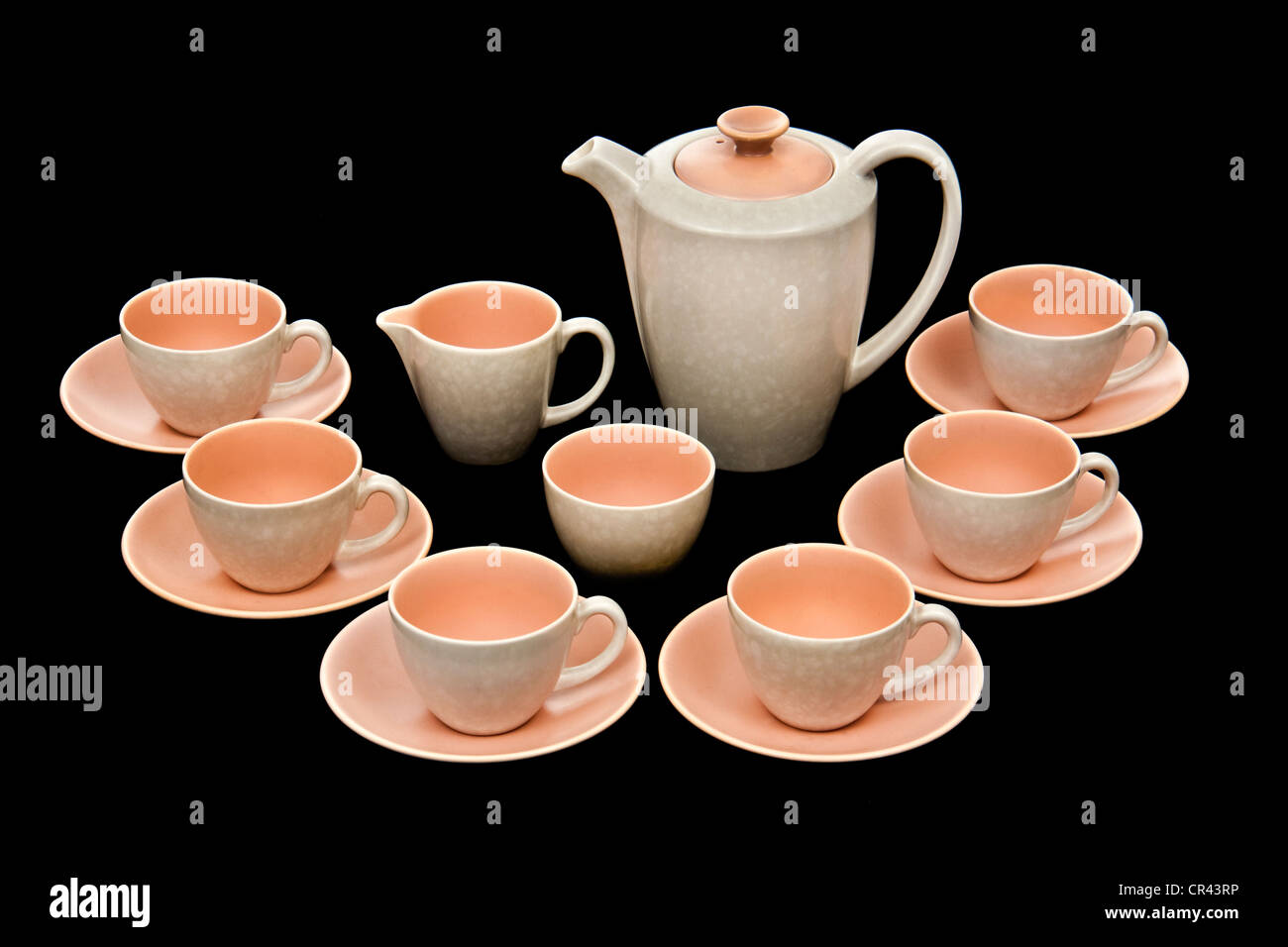 Milieu des années 1950 La Poterie Poole C97 Rationaliser Twin-Tone (Peach Bloom & Mouette) Service à café Banque D'Images Milieu des années 1950 La Poterie Poole C97 Rationaliser Twin-Tone (Peach Bloom & Mouette) Service à café Banque D'Images