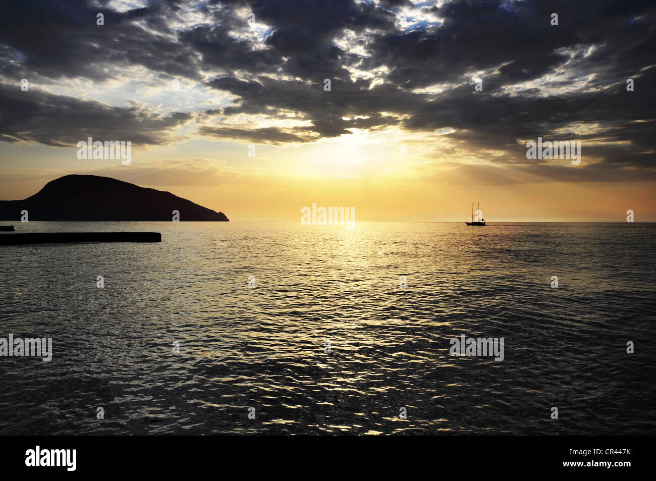 Le lever du soleil sur la mer sur un jour nuageux Banque D'Images