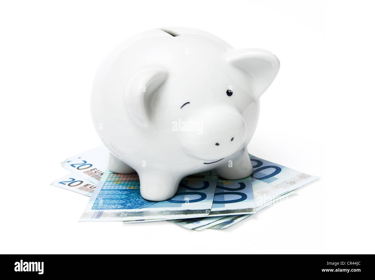 Une petite tirelire avec billets isolé sur fond blanc Banque D'Images