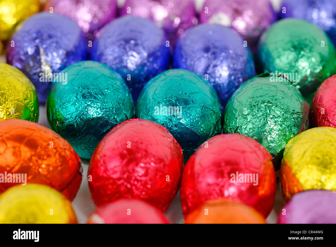 Les œufs en chocolat coloré, œufs de Pâques Banque D'Images
